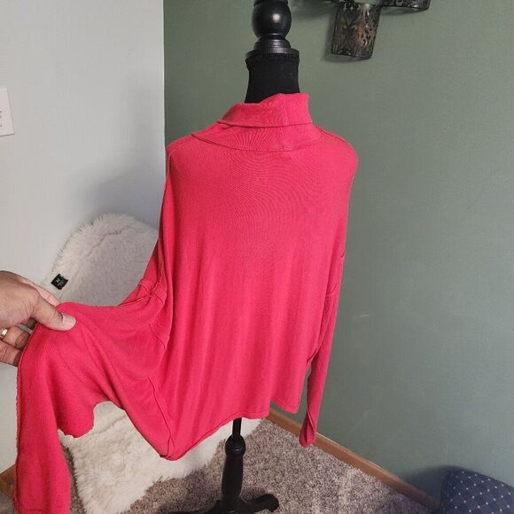 FREE PEOPLE "Cherry Color" Oversized Turtleneck Sweater - Picture 4 of 4